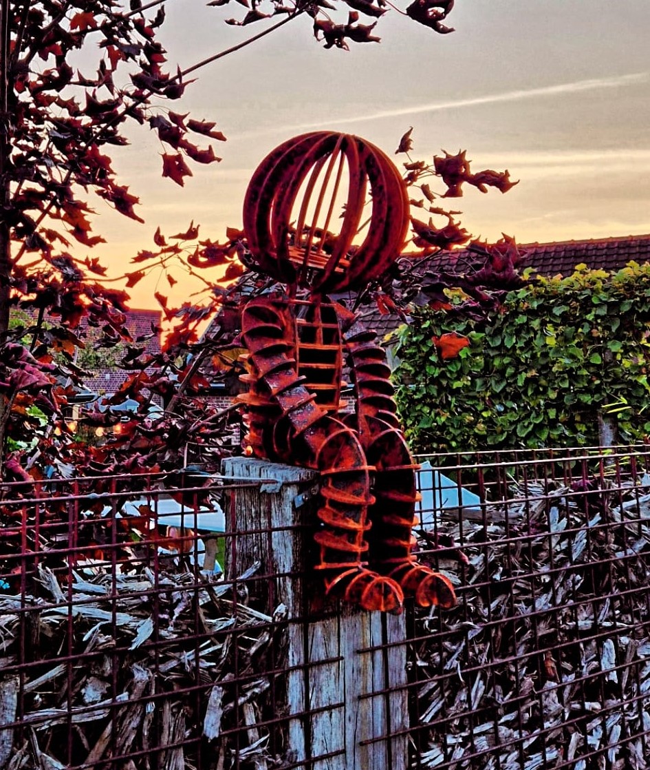 cortenstaal zittende man mascotte cortenstaal zittende man mascotte